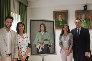 Manuel Hidalgo, Rosario Moyano, María José Ruiz y José Carlos Gómez junto al retrato de la exdecana.
