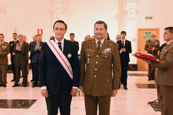Gómez Villamandos  y el general Amador Enseñat y Berea, Jefe de Estado Mayor del Ejército de Tierra, tras la imposición de la Gran Cruz del Mérito Militar.