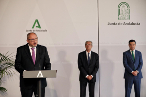 El rector, Manuel Torralbo, pronuncia su discurso de toma de posesión ante el presidente de la Junta de Andalucía y el consejero del ramo.