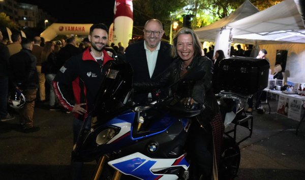 Andrés Muñoz, CEO de Gasbiker, Manuel Torralbo e Isabel Albás le dan la bienvenida a los participantes en la ruta motera.