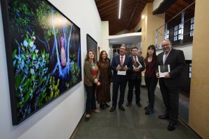 Tres de las fotógrafas finalistas junto al rector, el presidente de la Fundación Cajasol y el director de Cultura de la UCO.