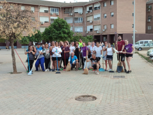Vecinas y vecinos que han colaborado en el proyecto de limpieza del patio Vicente Sereno de Las Palmeras.