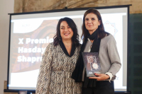 La jefa de Protocolo de la UCO recibe el premio de manos de la presidenta de la ACRP, Virginia Navarro.