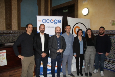 Luis Medina, vicerrector de Coordinación, Cultura y Comunicación de la UCO, y Enrique Garcés, Presidente de Córdoba ACOGE, en el centro, junto a los conferenciantes