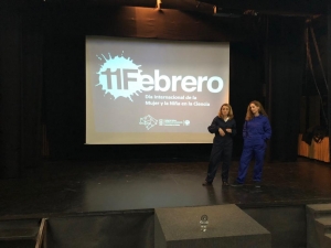Las investigadoras María Dolores Redel y Sara Pinzi durante una de las Charlas 11F 2019