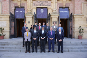 Foto de familia de los rectores andaluces y el consejero Universidad, Investigación e Innovación con motivo de la reunión celebrada en Córdoba. 