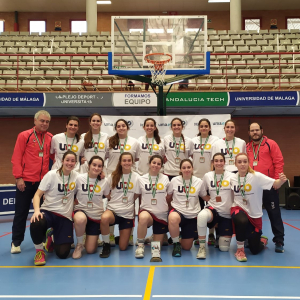 Selección de baloncesto femenino de la UCO posando con el trofeo de tercera clasificada y las medallas de bronce