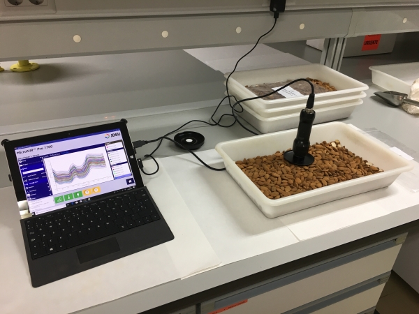 Imagen del equipo portátil NIRS empleado por el grupo de investigación para detectar almendras amargas.