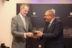 El rector de la UCO, Manuel Torralbo, entrega al Rey la Medalla de Oro Averroes