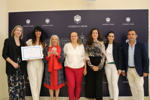 Autoridades y representantes del jurado del premio de joyería, junto a la diseñadora Conchi Fernández.