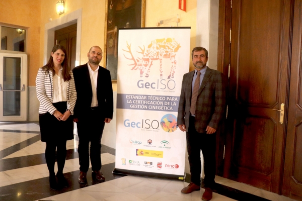 De izquierda a derecha, Araceli Cabello, Enrique Quesada y Juan Carranza, en la presentación del estándar GecISO