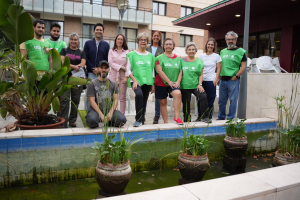 Voluntarios ambientales y personal de la UCO junto al estanque, objeto de la actuación.