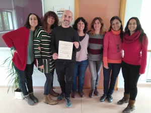 Integrantes del Área de Cooperación y Solidaridad con el certificado del Programa Trébol