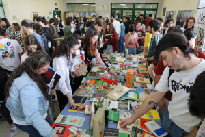 Numeroso público se ha dado cita en la Fiesta Universitaria del Libro.