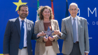 La gerente del GDR Serranía Suroeste Sevillana, Teresa Benítez, junto a Los profesores de ETSIAM-UCO Adolfo Peña y Juan Vicente Giráldez durante la recogida del premio.