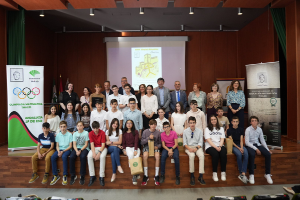 Foto de familia de autoridades y estudiantes premiados en la fase provincial de la XXXVIII Olimpiada Matemática Thales