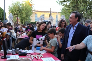El rector de la UCO, José Carlos Gómez Villamandos, visita uno de los stand en la Feria de los Ingenios de 2019.