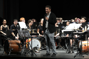 El vicerrector Israel Muñoz da la bienevenida al público asistente al concierto de la  Yale Concert Band