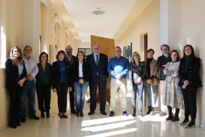 El rector, con las directoras, directores y responsables de las editoriales universitarias andaluzas.