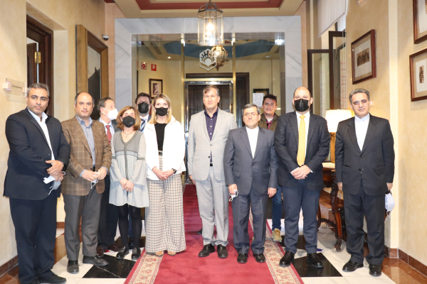 Autoridades de la Universidad de Córdoba y de la delegación iraní visitan el Rectorado de la institución.