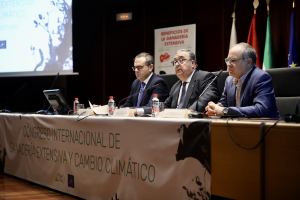 De izquierda a derecha, Giuseppe Aloisio, Antonio Arenas y Vicente Rodríguez, durante la inauguración oficial del congreso.