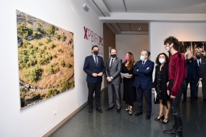 El ganador del X Premio Bienal Internacional de Fotografía Contemporánea Pilar Citoler, Jorge Fuembuena, comenta  la obra ganadora con las autoridades asistentes a la inauguración de la exposición 