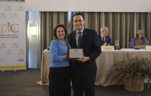 María del Carmen Arias, presidenta del Colegio de Médicos, entrega el reconocimiento al rector de la UCO.