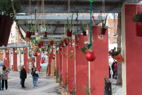 Vista de la plaza central de Las Palmeras decorada por Navidad