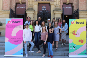 Integrantes del proyecto BOOST, durante la mañana de hoy junto a la fachada del Rectorado de la Universidad de Córdoba. 