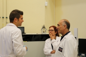 De izquierda a derecha: el investigador del SCAI Carlos Fuentes, Carmen Michán y José Alhama, ambos del Departamento de Bioquímica y Biología Molecular de la Universidad de Córdoba