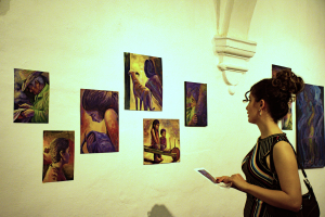 Una joven visita la exposición.