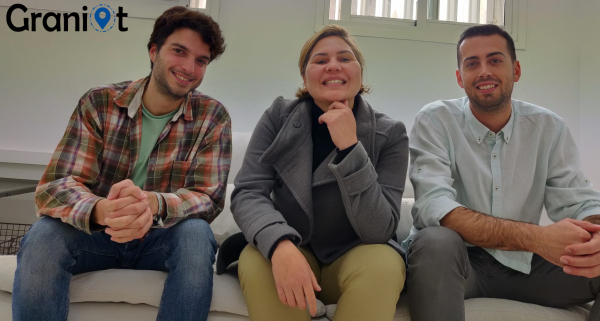 En el centro, Mariana Martins, alumna del máster DigitalAgri y los fundadores de GRANIOT, Pablo Romero y Rubén Godoy.