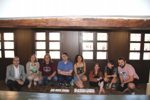 Foto de familia de autoridades y participantes en UCOpoética 2019