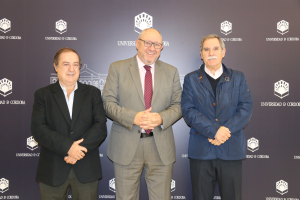 De izda. a dcha., Agustín Carrillo, Manuel Torralbo y José Francisco Viso, en la presentación del congreso de GeoGebra.