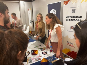 De izquierda a derecha, Israel Muñoz, Luna Santos y Cristina Aguilar atendiendo las dudas de los estudiantes.