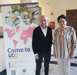 El director general de Internacionalización y Programas de Movilidad, Javier Ávila, y la profesora de KRSU, Olga Shubina.