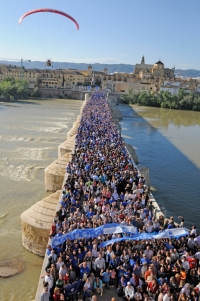 Miles de personas visten de azul  en el Puente Romano apoyando la capitalidad