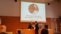 El profesor Antonio Valero recibe el premio especial del Grupo de Microbiología de los Alimentos para Investigadores Jóvenes 