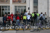 Medio centenar de universitarios marcha en bici a Rabanales para reclamar la conexión con la ciudad