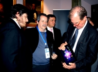 La Fundacin Red Especial Espaa ofrece a Nicholas Negroponte el sistema operativo Siesta para el nuevo tablet OLPC