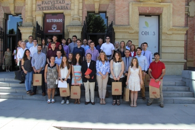 Autoridades, profesores y alumnos tras la entrega de los premios