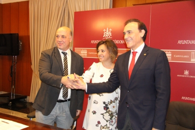 De izquierda a derecha, Antonio Ruiz, Isabel Ambrosio y José Carlos Gómez Villamandos, tras la firma del acuerdo.