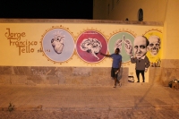Coch Tom posa junto al grafiti de 'Jorge Francisco Tello'