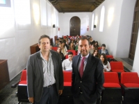 Fernando Fuentes  ( izq) y el representante de Garrigues durante la sesión de presentación