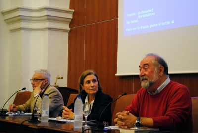 Juan Ojeda, Mª Dolores Muñoz y Carlos Miraz durante la conferencia