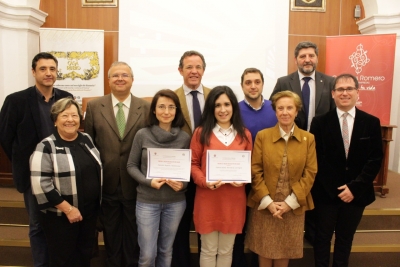 Las premiadas en el III Certamen Antonio Jaén Morente, junto a los miembros del jurado, el patrocinador y autoridades presentes en el acto