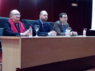 Miguel Valcárcel acompañado por Enrique Quesada y Alberto Marinas en la charla inaugural del III Congreso de Investigadores Noveles