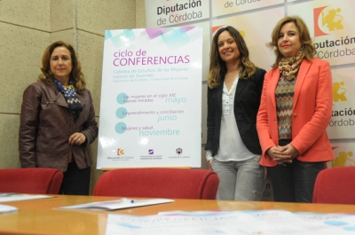 María Rosal, Ana Guijarro y Rosario Mérida durante la presentación del ciclo de conferencias