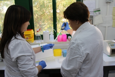 Las investigadoras Noelia Morales y Nieves Abril en el laboratorio