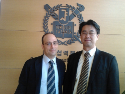 El director de la ORI posa junto al vicerrector de Internacional de la Seoul National University